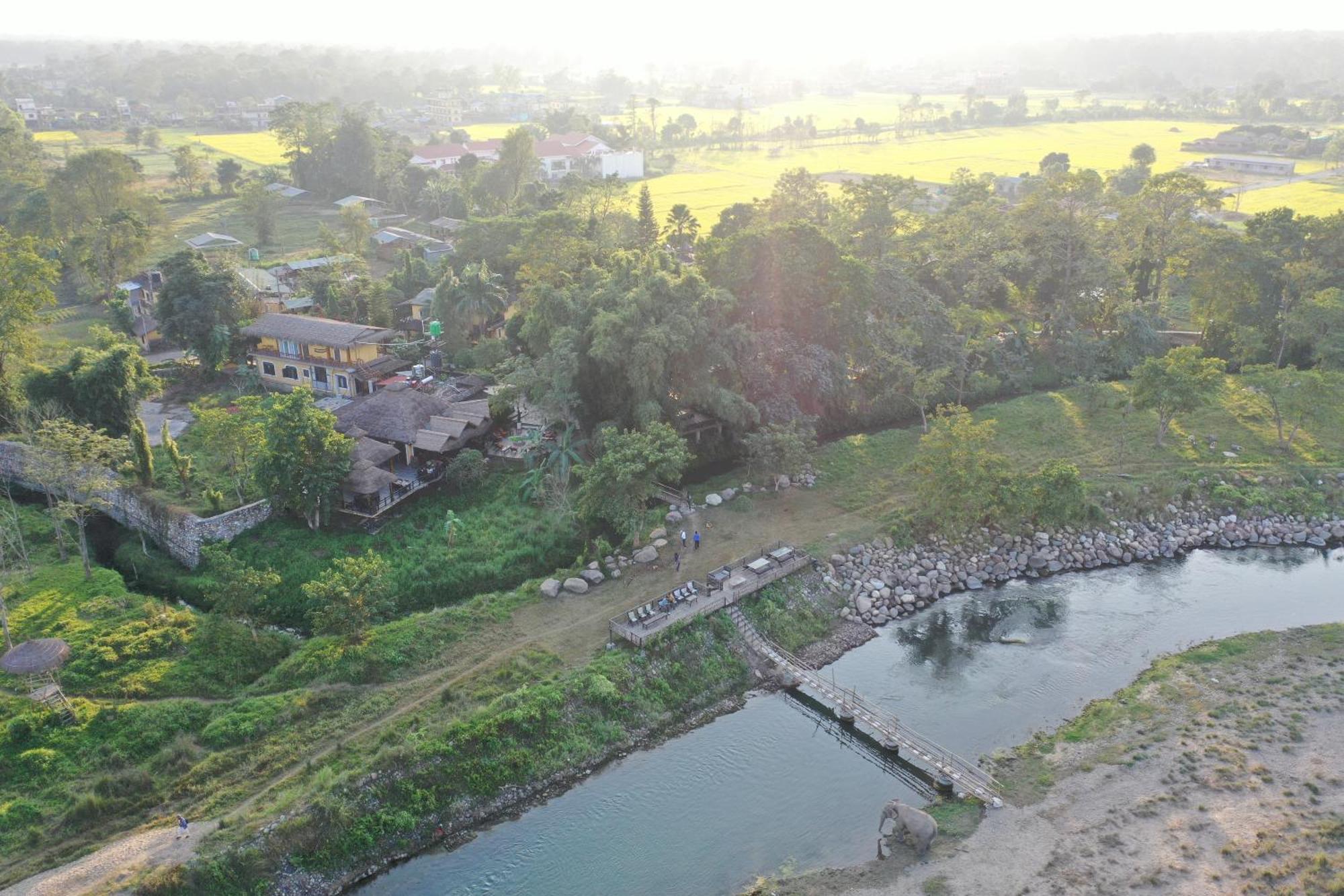 Sapana Village Lodge Sauraha Exterior photo