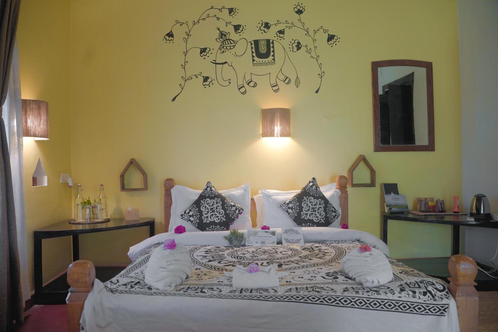 Sapana Village Lodge Sauraha Exterior photo