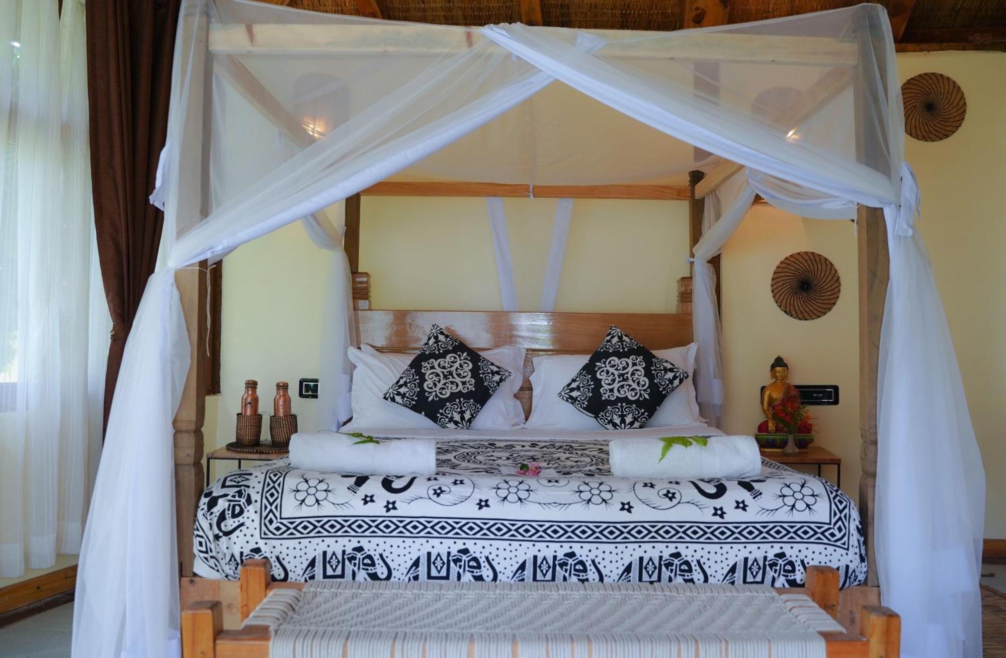 Sapana Village Lodge Sauraha Exterior photo