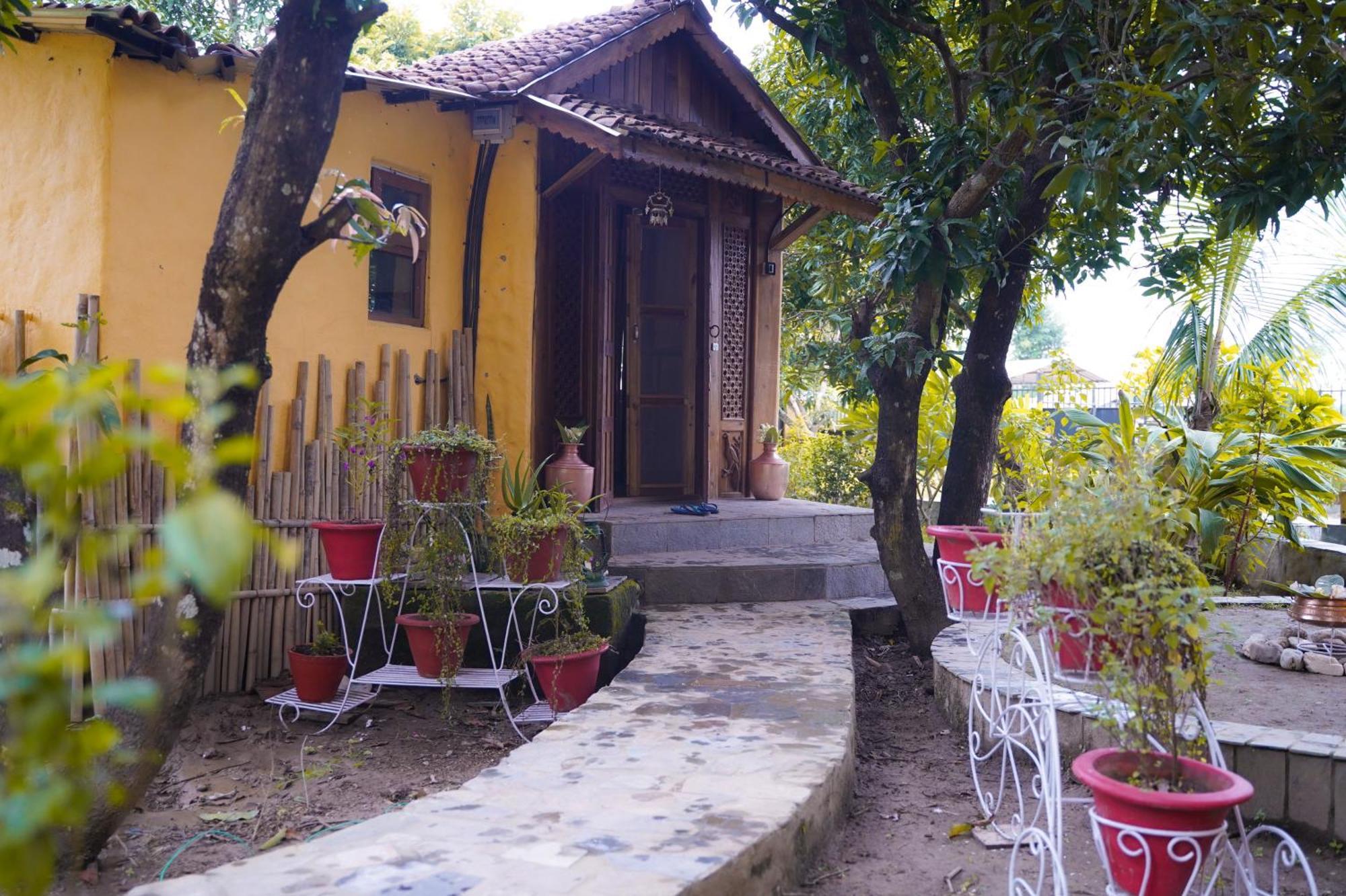 Sapana Village Lodge Sauraha Exterior photo