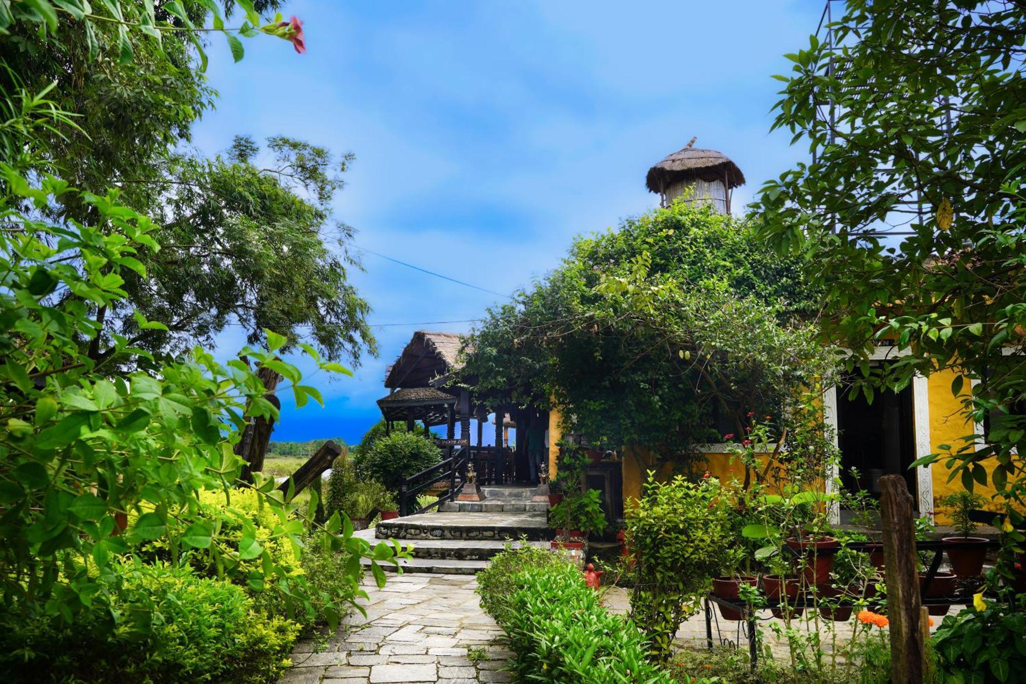 Sapana Village Lodge Sauraha Exterior photo